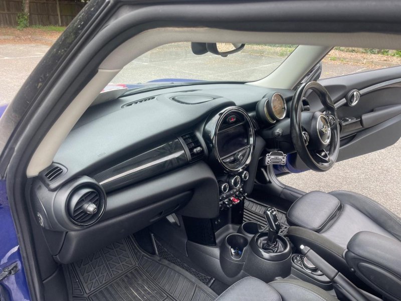 MINI HATCH