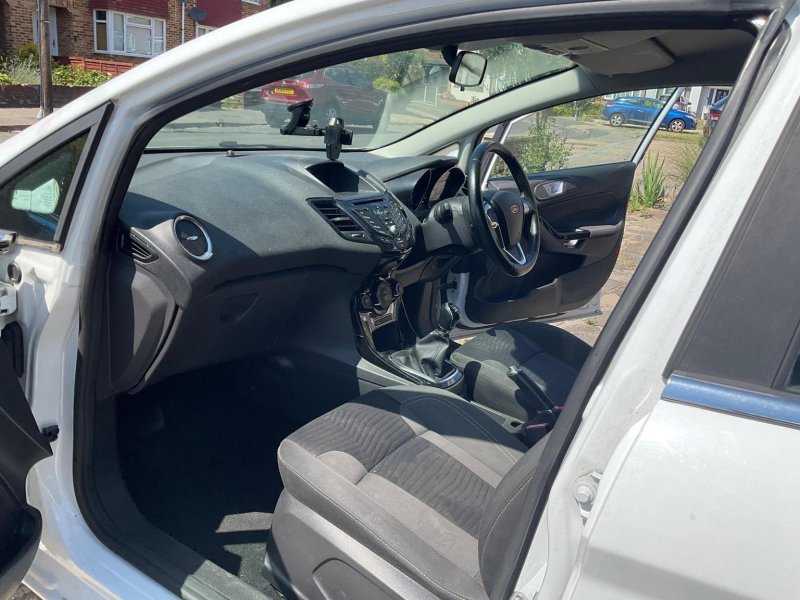 View FORD FIESTA 1.0T EcoBoost Zetec Euro 6 (s/s) 5dr